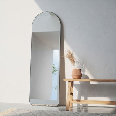 フーバ アーチド リーニングミラー 51×157cm チタニウム／Umbra 