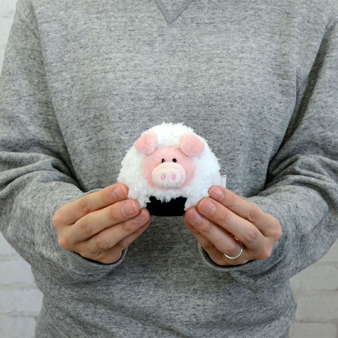 キーホルダー オニギリ ピンクピッグ 8cm／NICI（ニキ） | entresquare.com